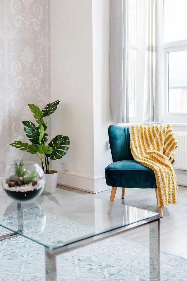 Business & Leisure 2 Bedroom & Parking By Damask Homes Ilford