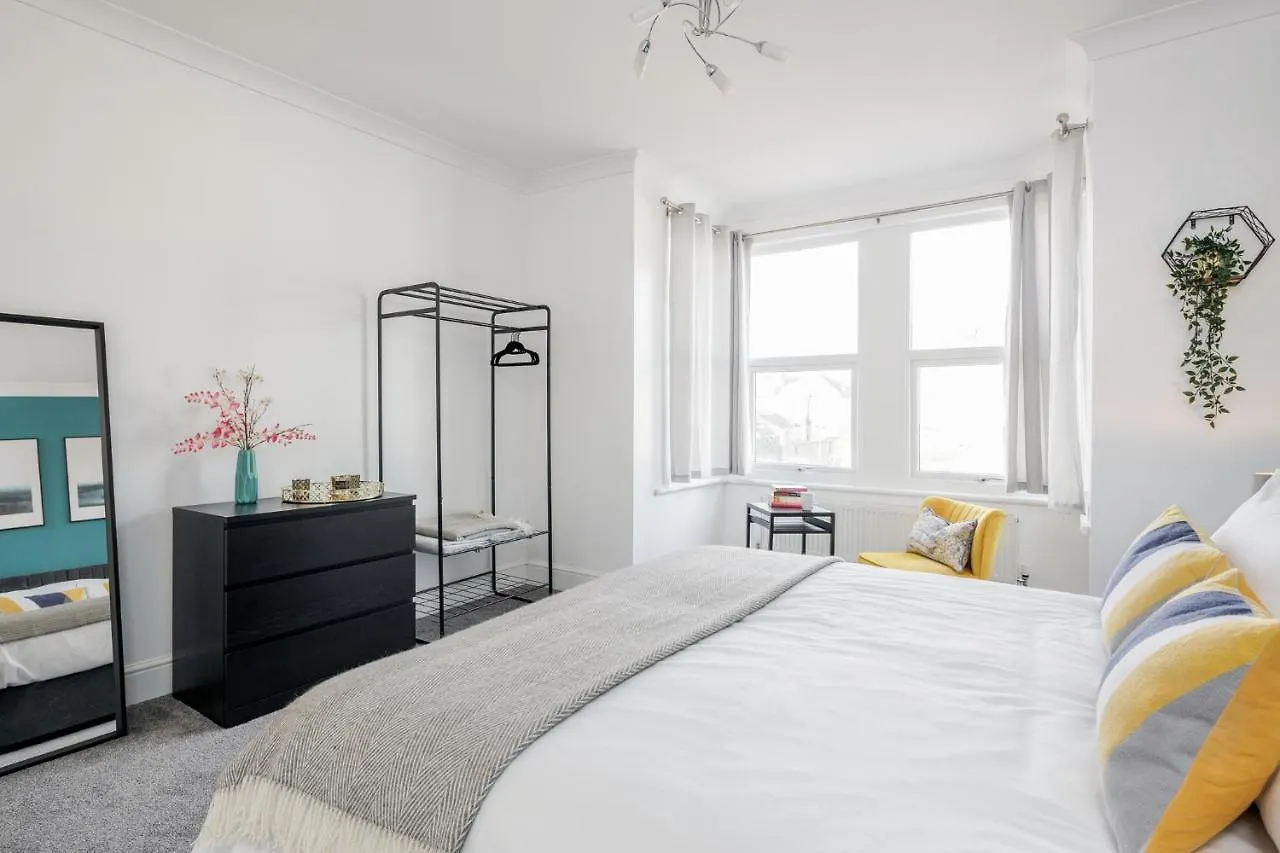 Apartment Business & Leisure 2 Bedroom & Parking By Damask Homes Ilford