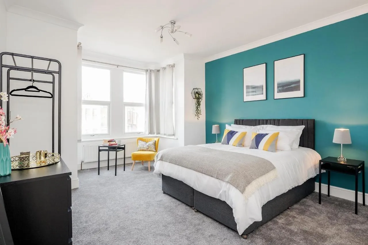 The Redcliffe 2 Bedroom, Sleeps 5 & Parking By Damask Homes Ilford