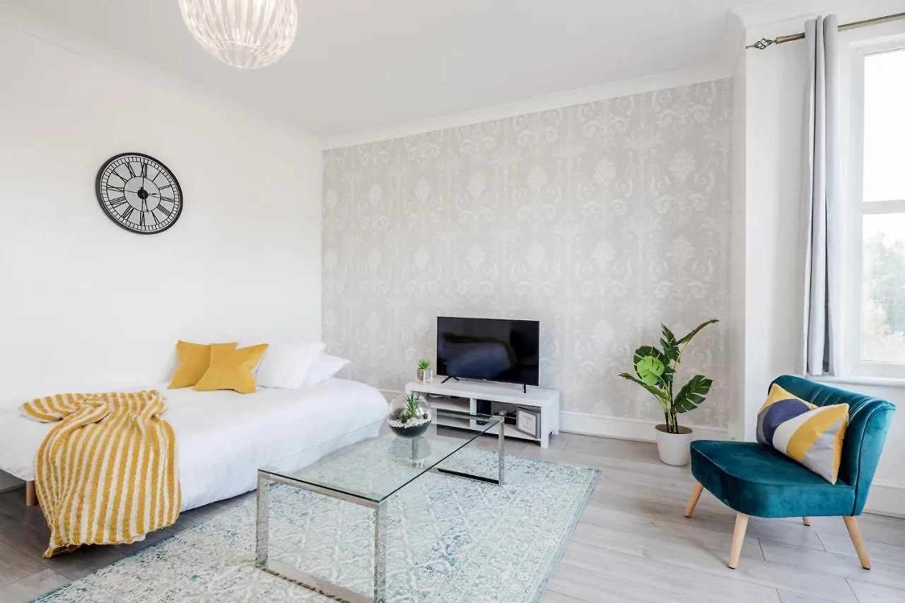 The Redcliffe 2 Bedroom, Sleeps 5 & Parking By Damask Homes Ilford Apartment