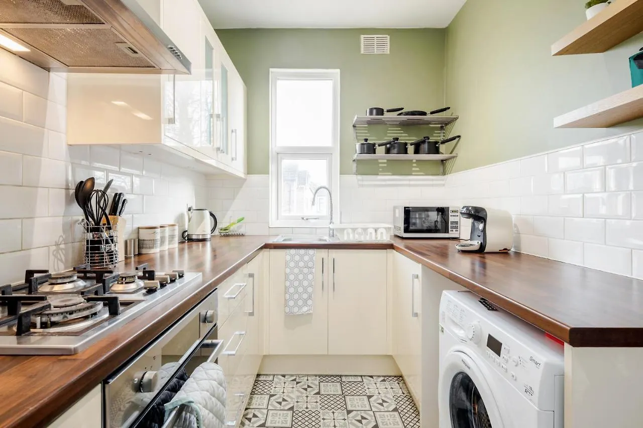Business & Leisure 2 Bedroom & Parking By Damask Homes Ilford