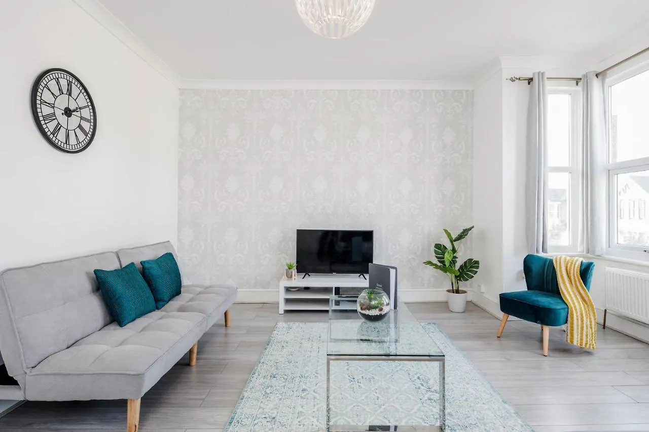 Business & Leisure 2 Bedroom & Parking By Damask Homes Ilford