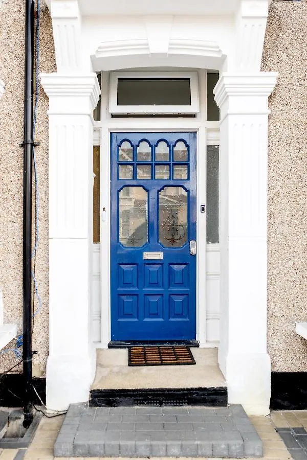 Business & Leisure 2 Bedroom & Parking By Damask Homes Ilford Apartment